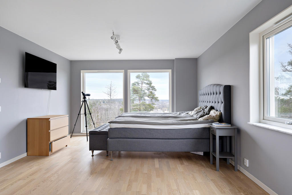 Sovrum 2 med gråmålade väggar
