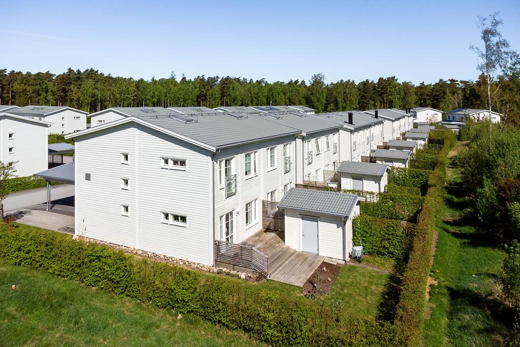 Här finns en härlig uteplats på baksidan med trädgård som angränsar mot grönområde