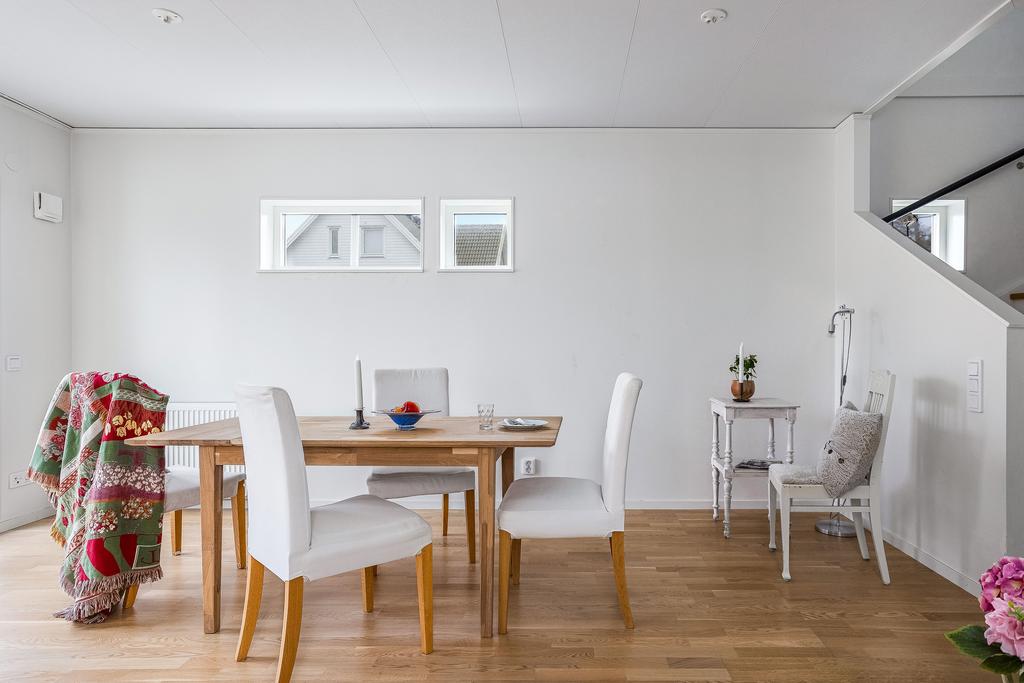 Matplatsen i anslutning till köket och vardagsrummet