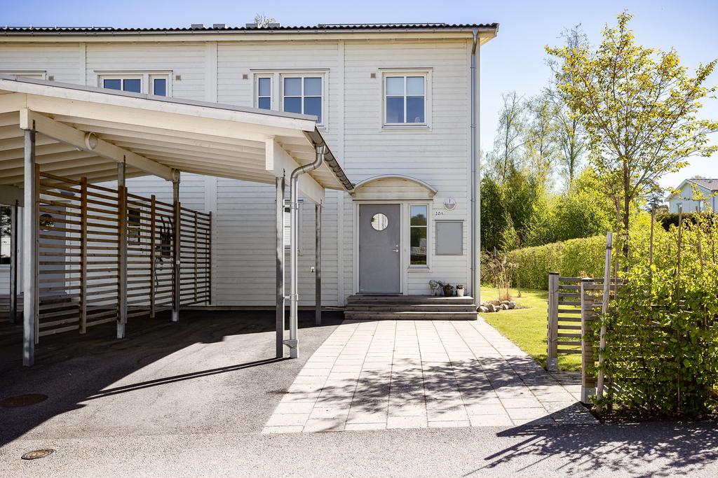 Asfalterad uppfart med carport