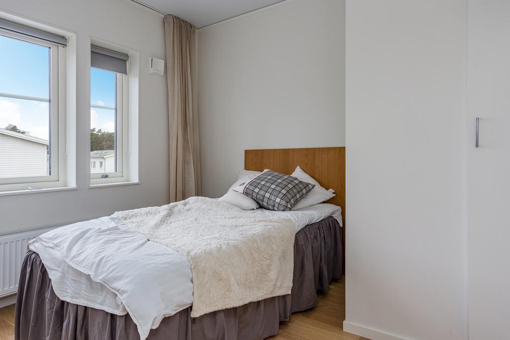 Det mindre sovrummet med fönster mot framsidan