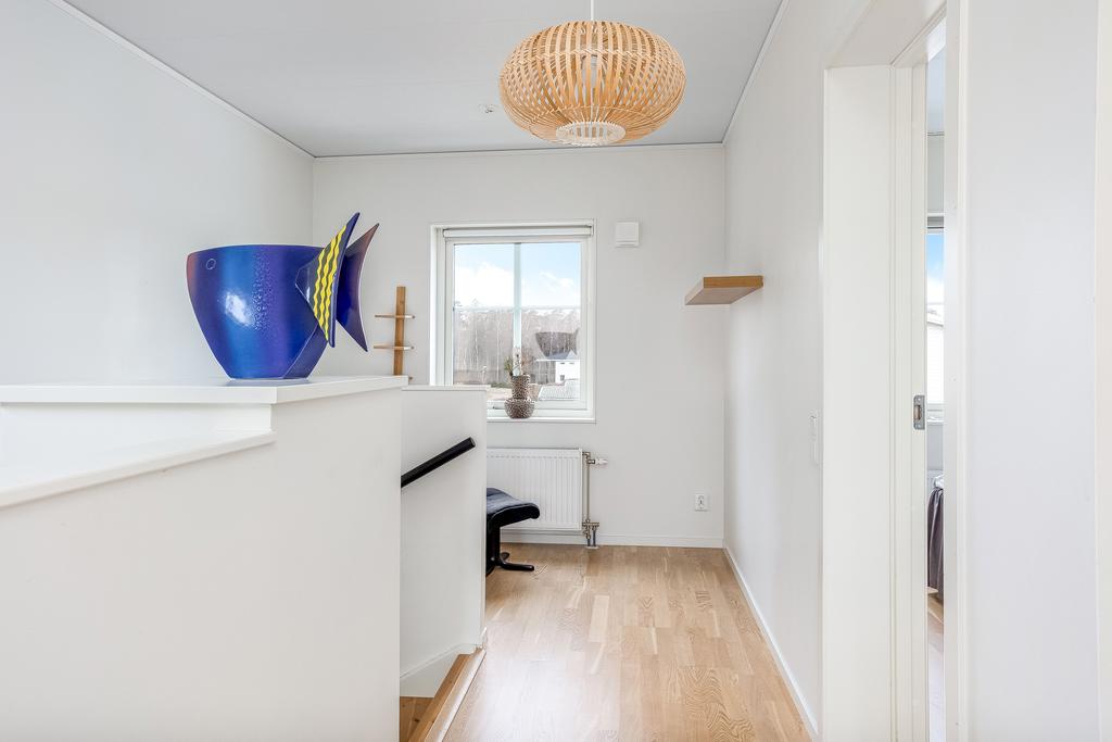 Direkt upp för trappan finns detta utrymme, perfekt som läshörna eller kontorsplats