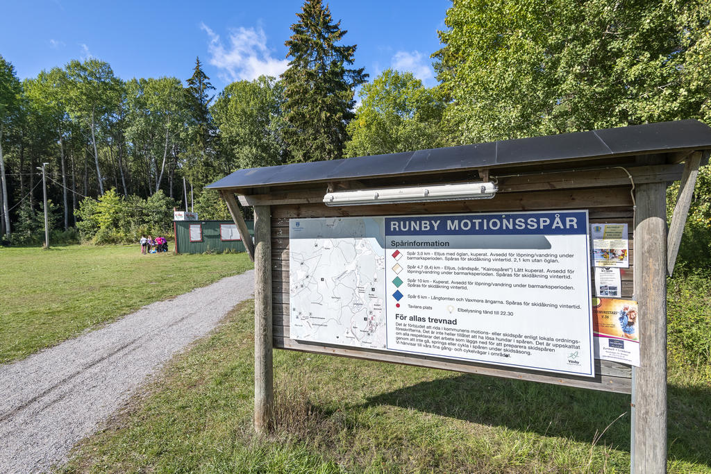 Runby Elljusspår är 2,9 km långt. Man kan kombinera spåret med Kairospåret som är 7,3 km.  Delar av spåret prepareras för skidåkning vintertid. Vid spårcentralen finns även en hinderbana som består av elva olika hinder med olika svårighetsgrad.
