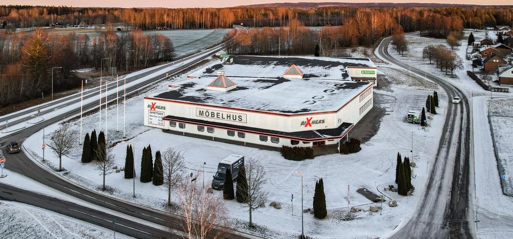 Stora entrén med parkeringen till vänster och parkeringen höger om infart.