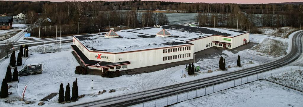 Infart med stora entrén till vänster och lilla entrén till höger.