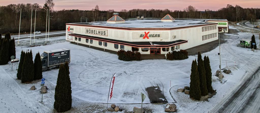 Stora entrén med parkeringsplats på västra och södra sidan.