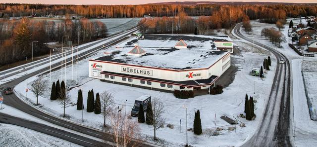 Stora entrén med parkeringen till vänster och parkeringen höger om infart.
