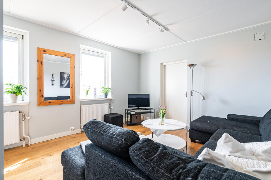 Vardagsrummet har två fönster som släpper in mycket ljus