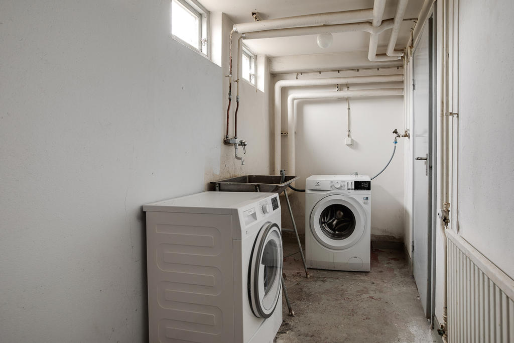 Tvättstuga
Tvättmaskin (torktumlaren är borttagen)