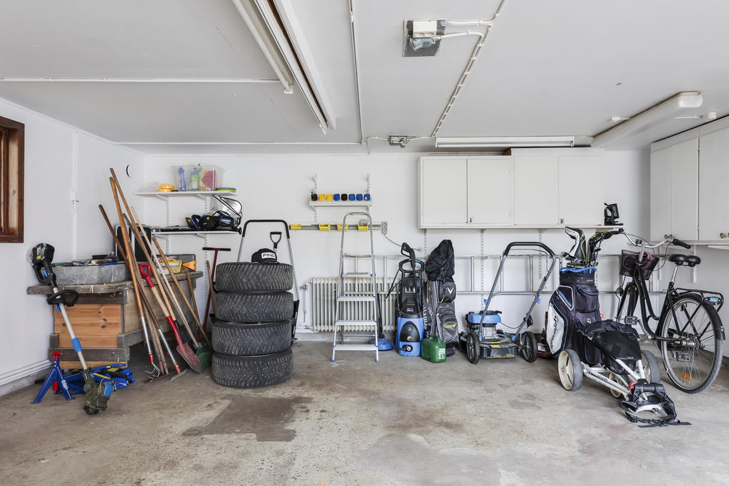 Stort garage med generösa ytor