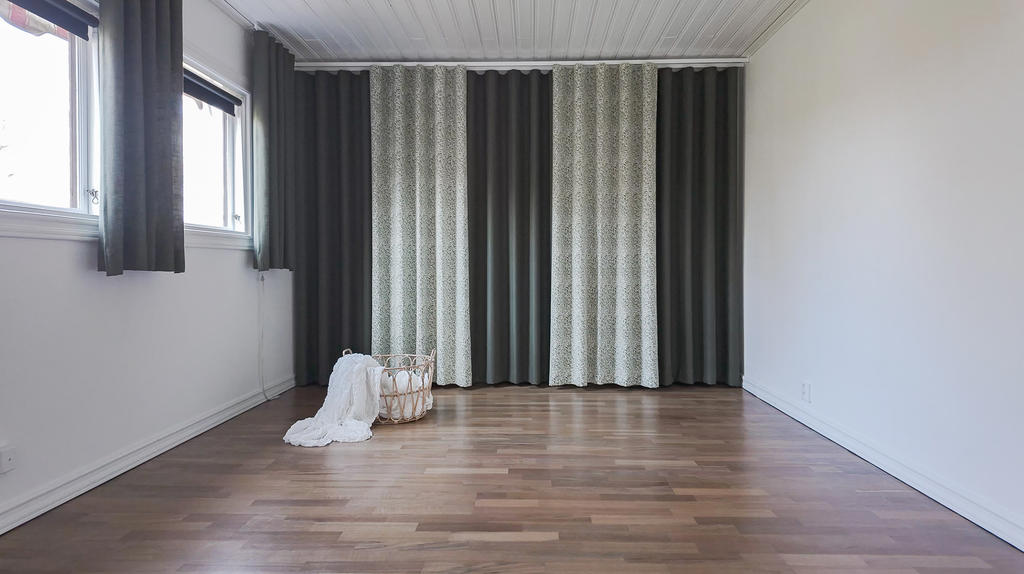 Sovrum 1 (garderober bakom textilen)
