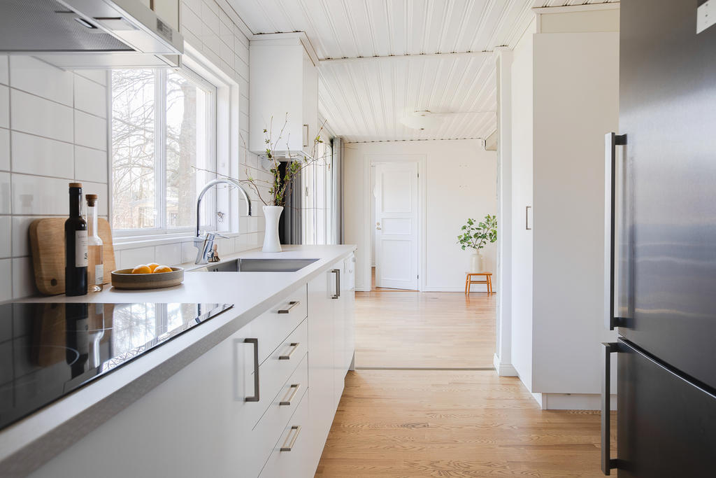 Ljus och modernt kök renoverat 2025. 