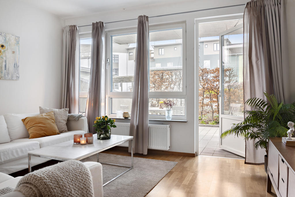 Uteplatsen nås direkt från det fina vardagsrummet
