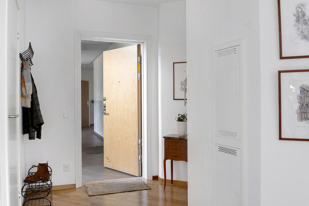 Direkt utanför dörren finns hiss och trappa till källarplan med egen garageplats och stort förråd