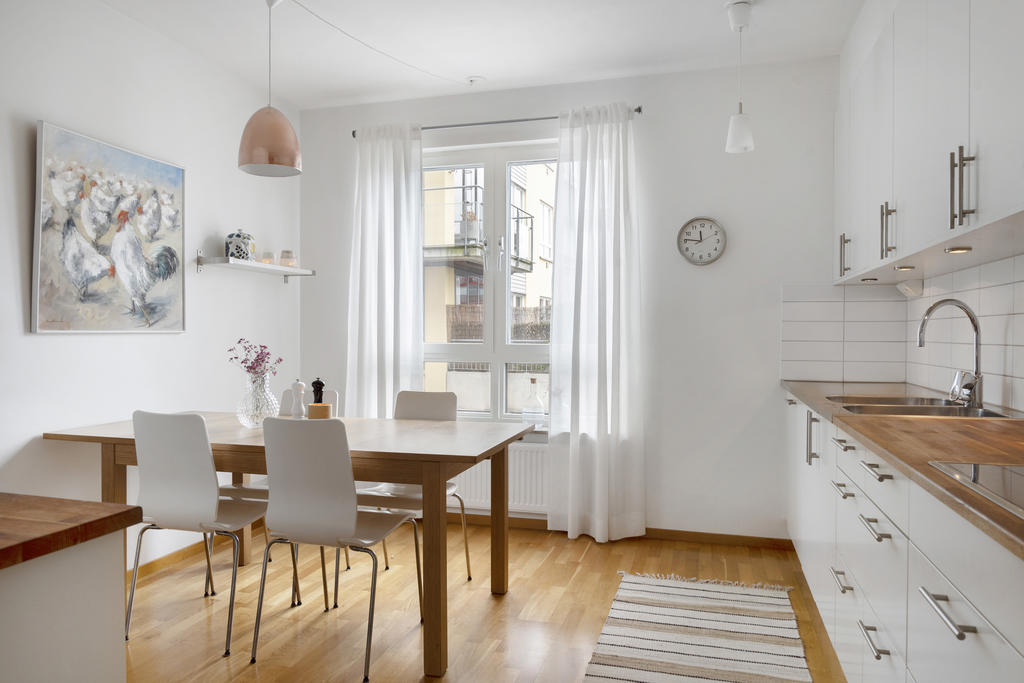 Högklassigt kök från Marbodal i vitt. Bänkskivan är utbytt till en massiv ekskiva.