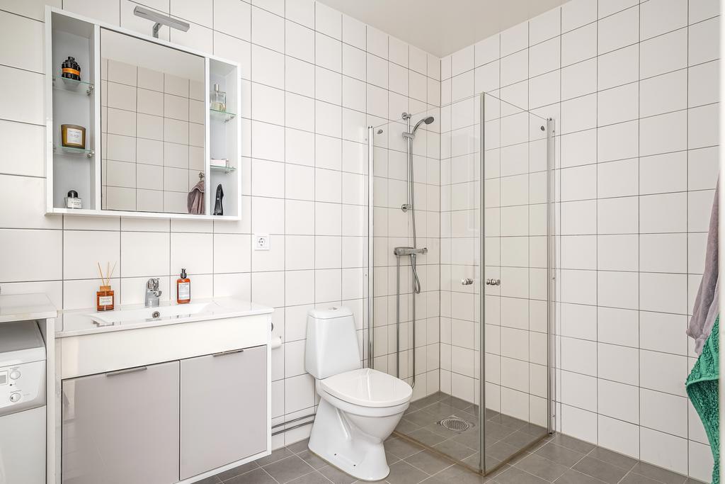 Helkaklat duschrum med tvättmaskin