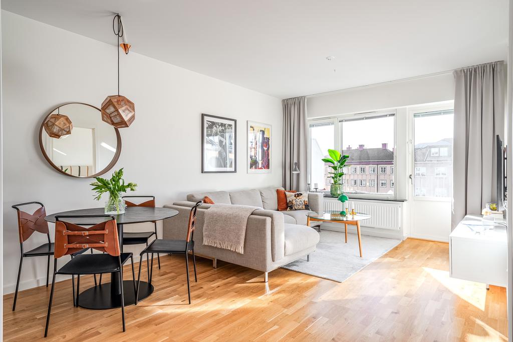 Rymligt vardagsrum med plats för både soffa och matsalsbord