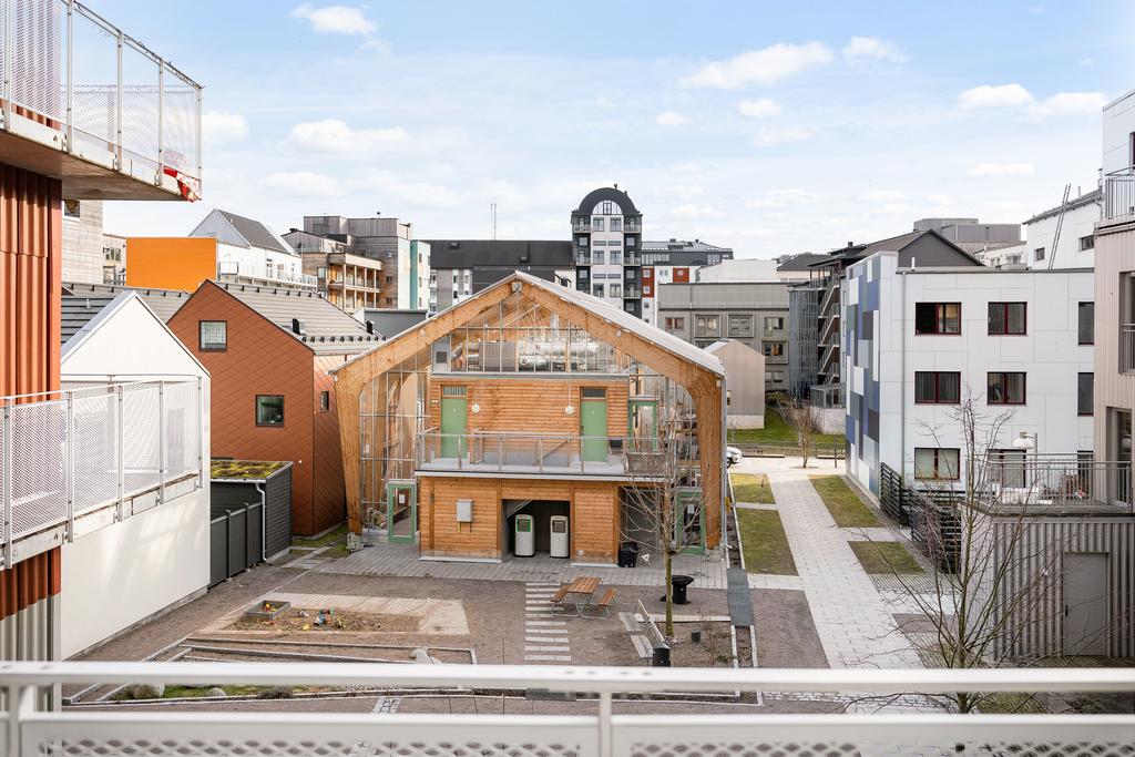 Utsikt över de vackra och arkitektritade fastigheterna i Vallastaden
