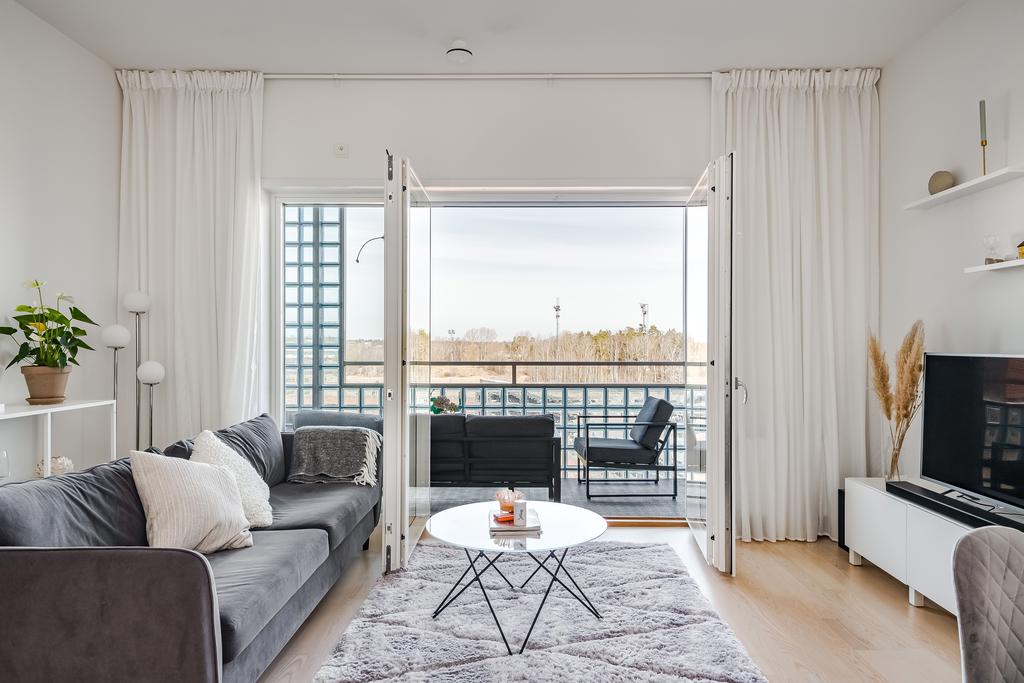 Fantastiskt vardagsrum med dubbeldörrar till balkongen