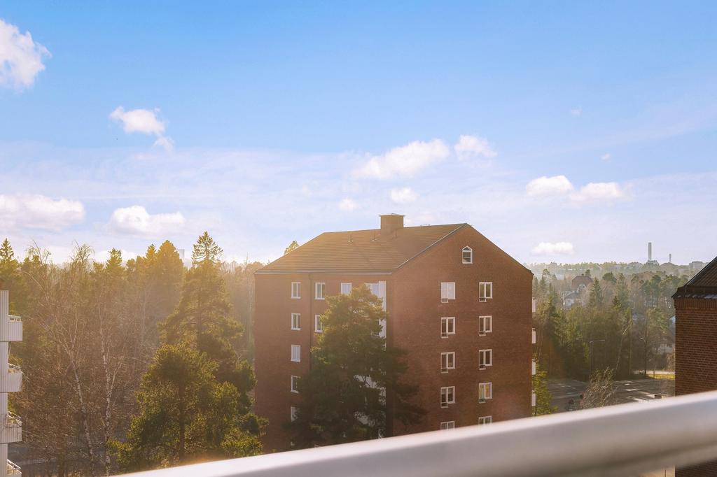 Balkong i eftertraktat västerläge, högst upp i huset med fri utsikt