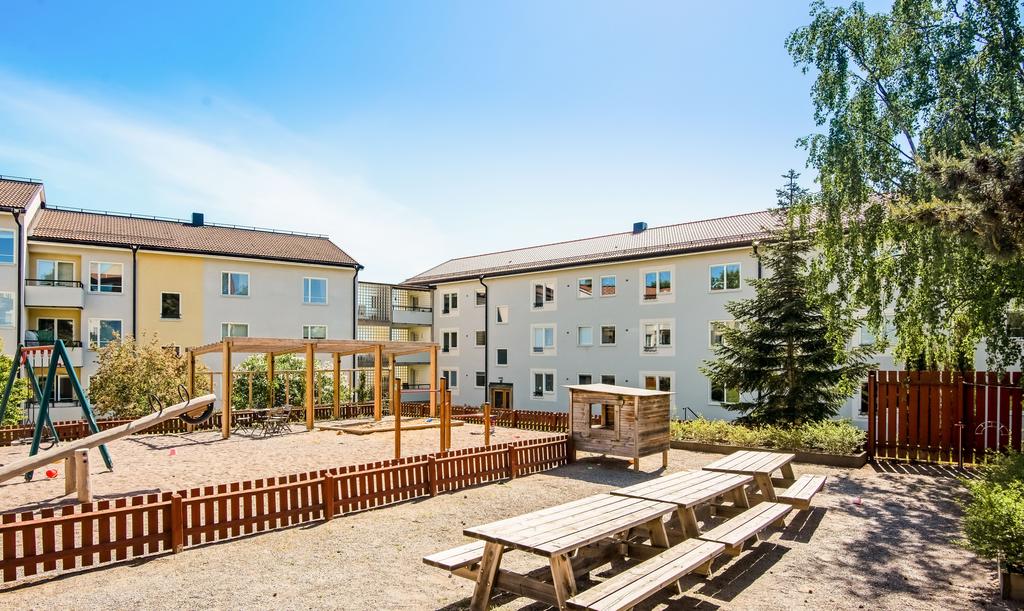 Högnäsvägens mysiga innergård med utemöbler och lekpark