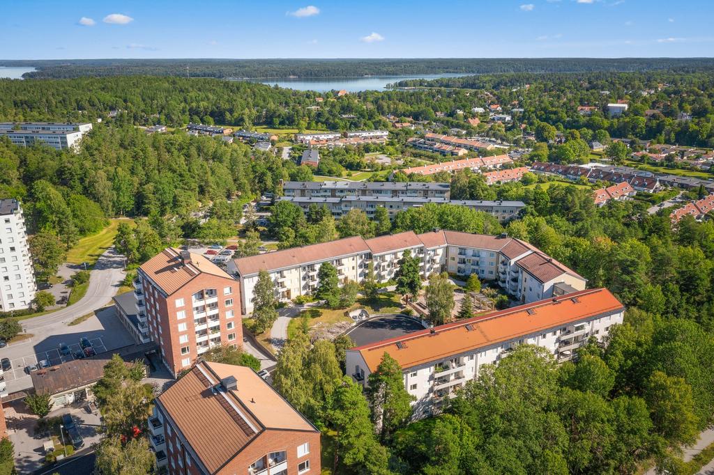 Högnäsvägen från ovan med Bo Gärde och Askrikefjärden i fonden