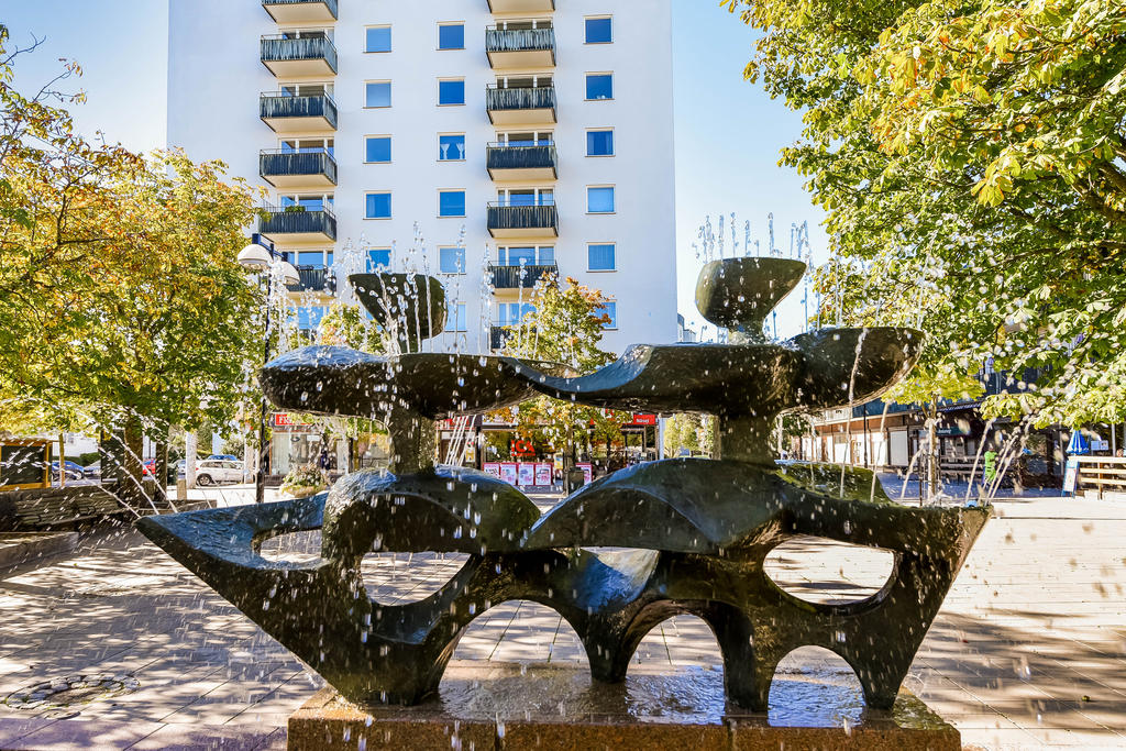 Källängstorget i direkt närområde med en välsorterad ICA butik, restauranger, omtyckt frisör och busshållplats