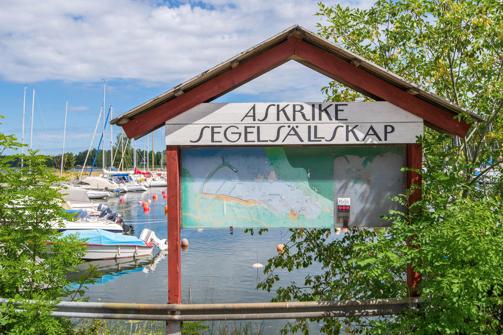 Askrike småbåtshamn på bekvämt gångavstånd 