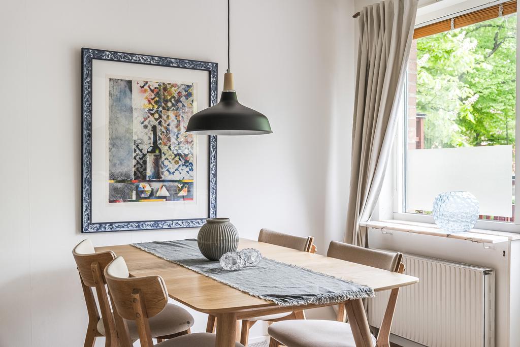 Matplats vid fönsterparti