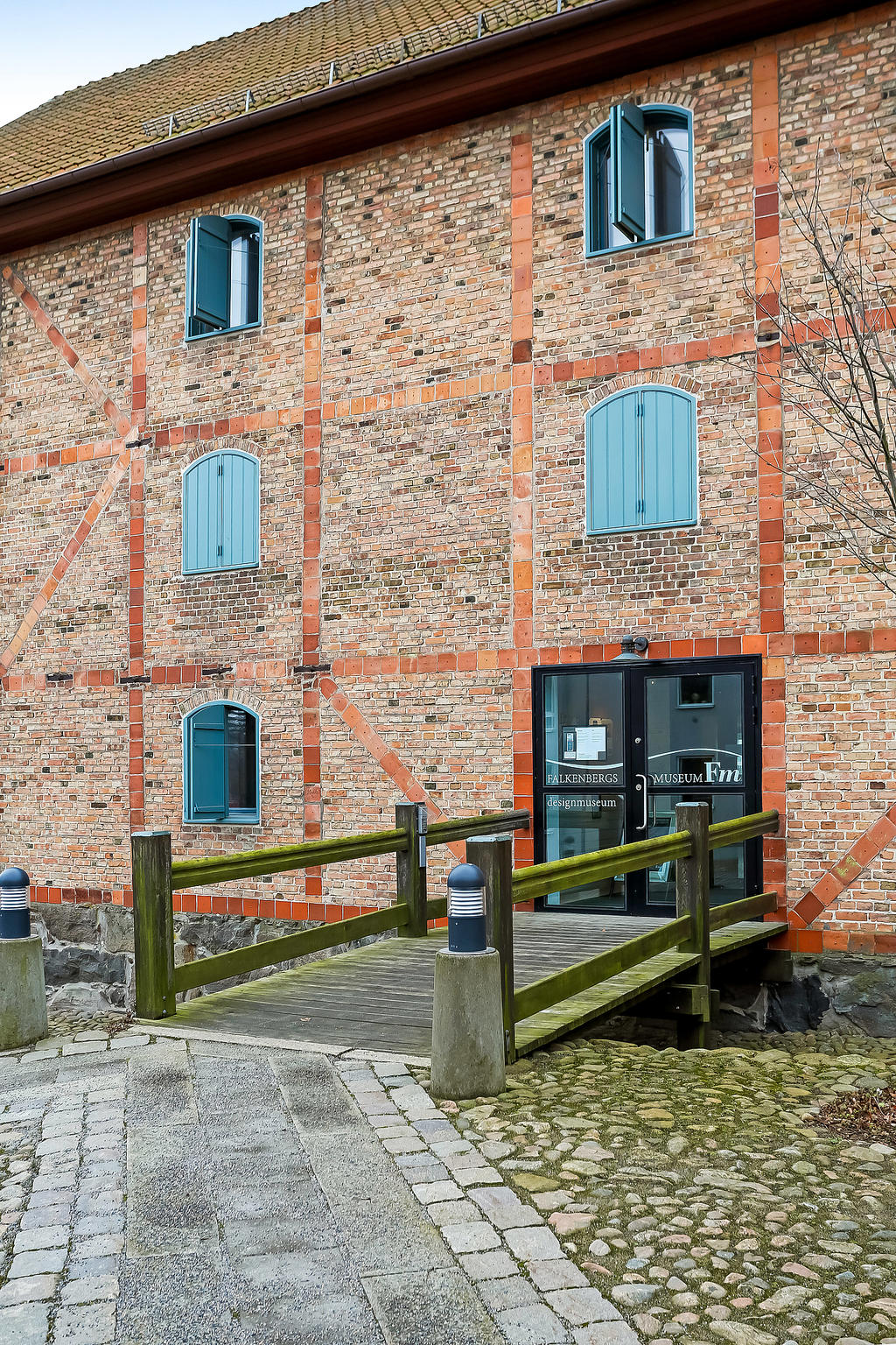 Rian (tidigare kallat Falkenbergs museum) är din närmsta granne! Huset är ett tidigare spannmålsmagasin i korsvirkesteknik uppfört 1865!