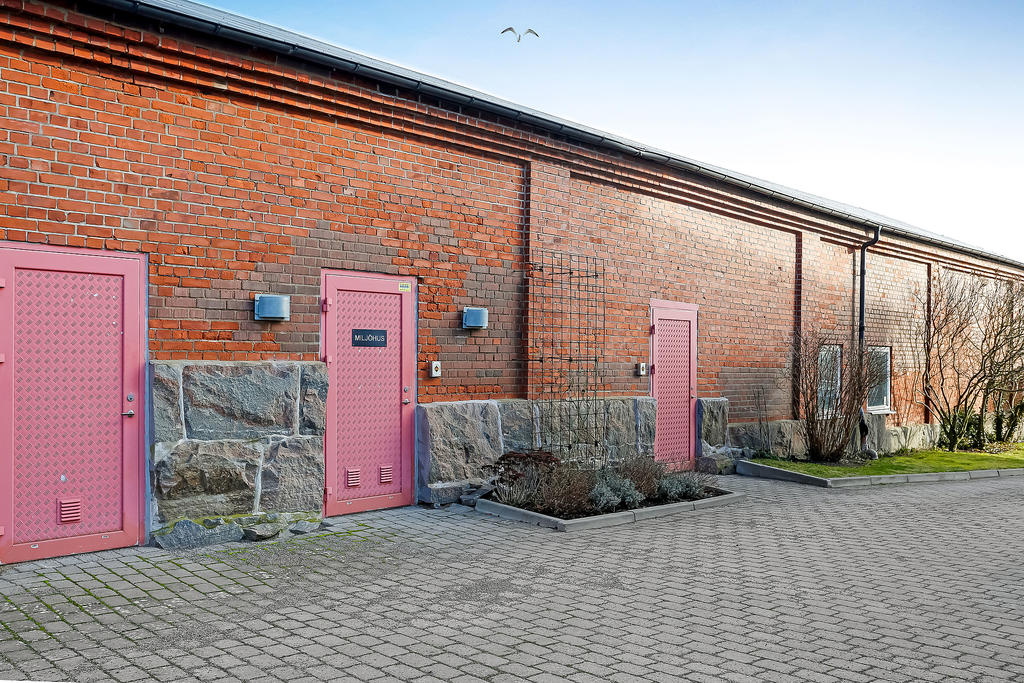 Garagebyggnad samt miljöhus