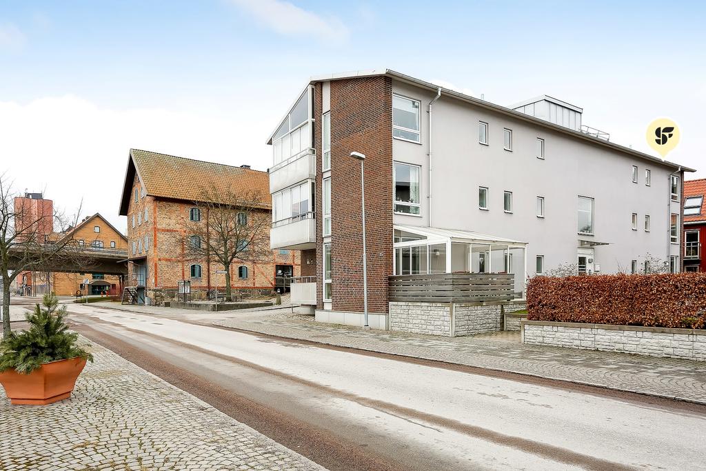 Husen ligger utmed Hamngatan