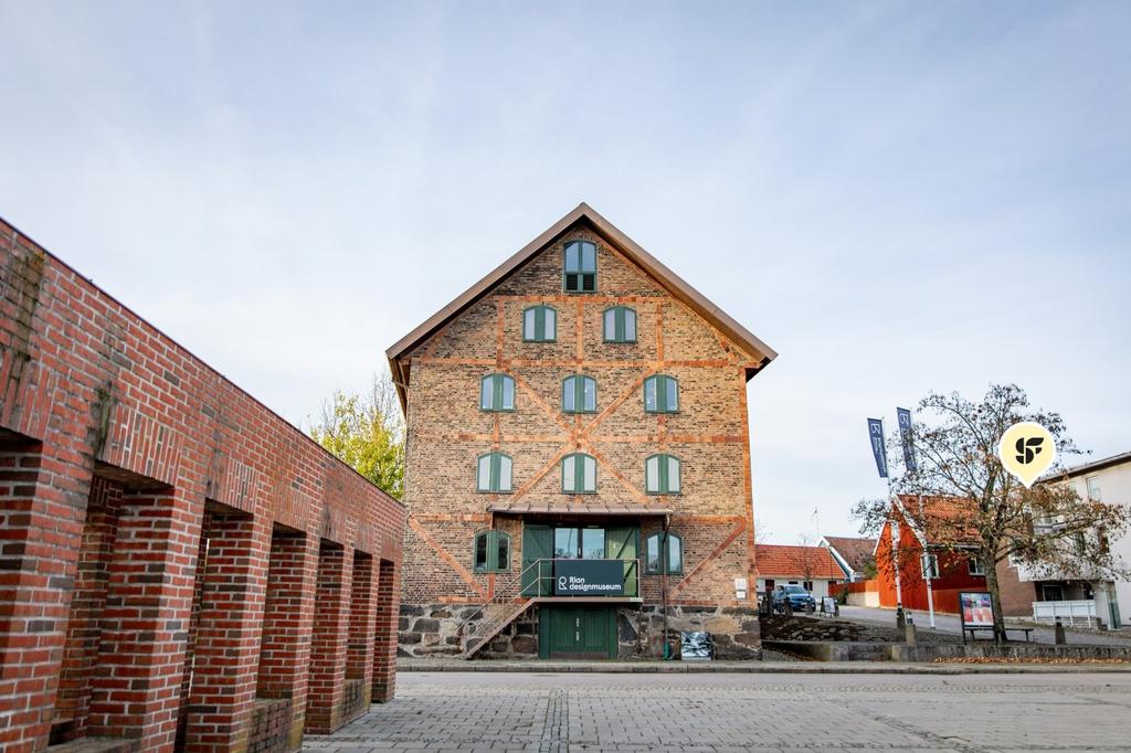 Rian (tidigare kallat Falkenbergs museum) är din närmsta granne! Huset är ett tidigare spannmålsmagasin i korsvirkesteknik uppfört 1865!