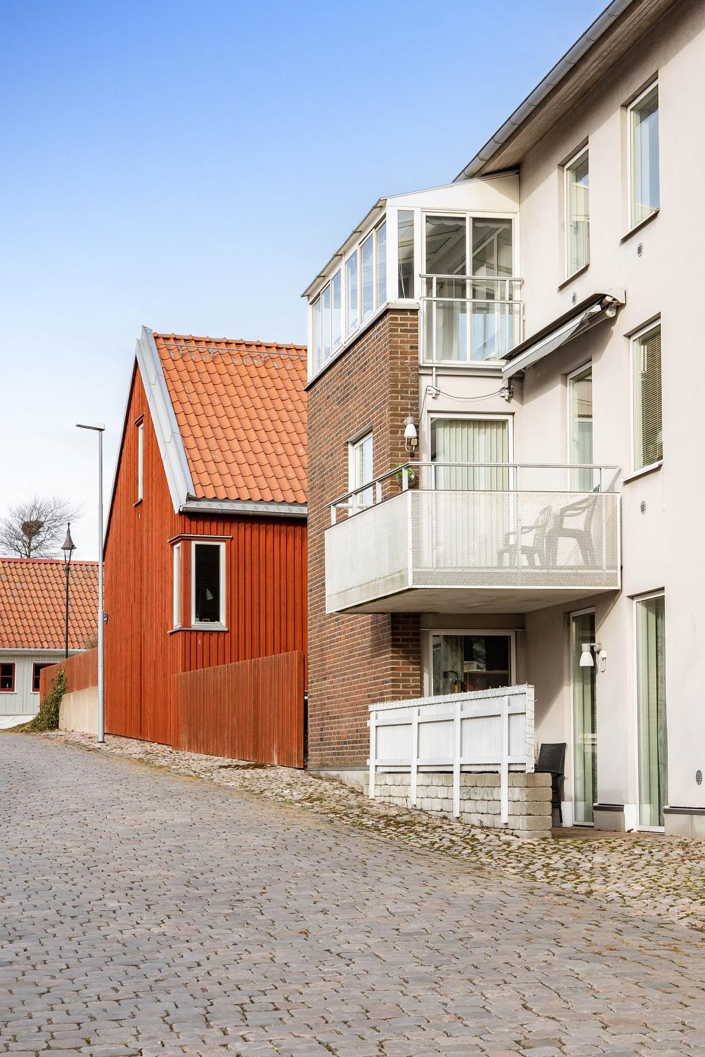 Kullerstensgatan nedanför balkongen
