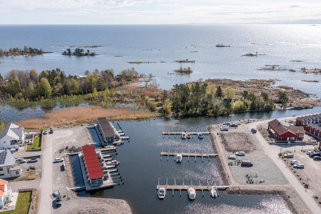 Bostaden ligger med närhet till vackra Sunnanå hamn!