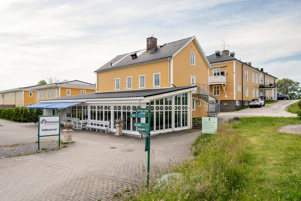 Bostaden är belägen  med gångavstånd till Melleruds golfklubb och restaurang, 