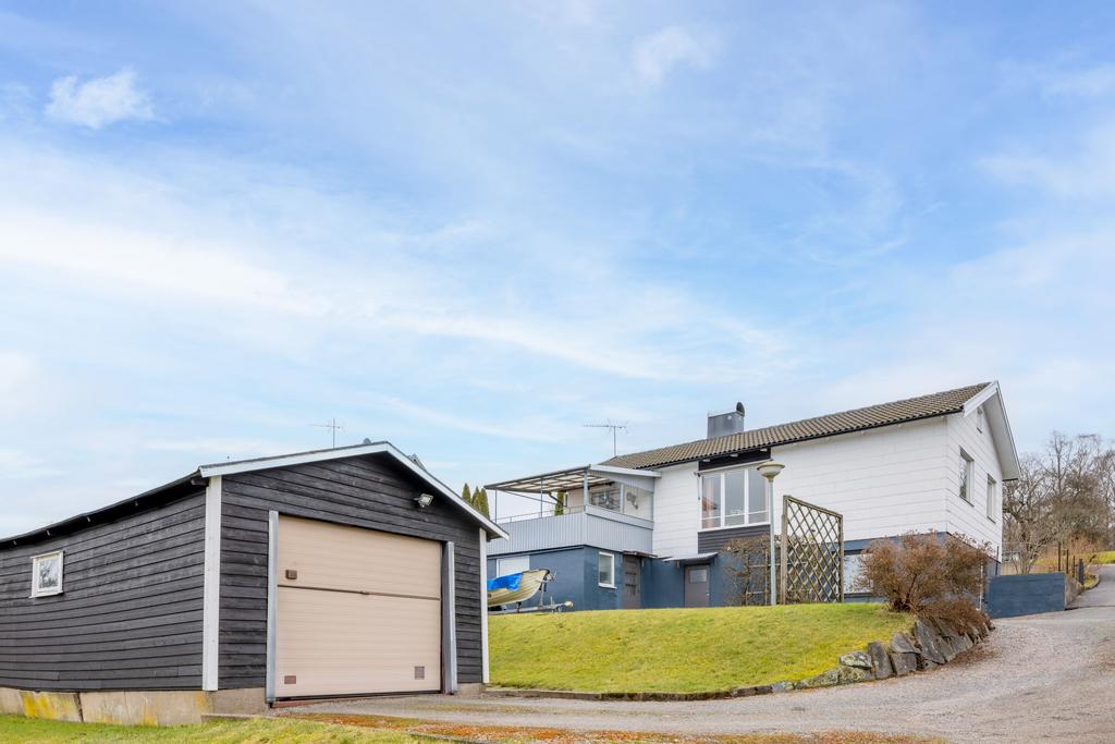Baksidan med garage och parkering.