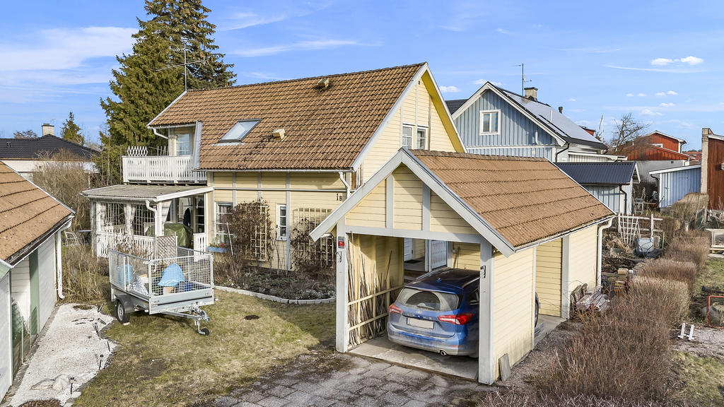 Entrésida med carport