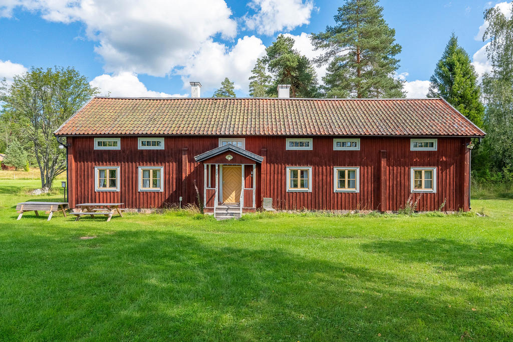 Här bor du granne med den vackra hembygdsgården