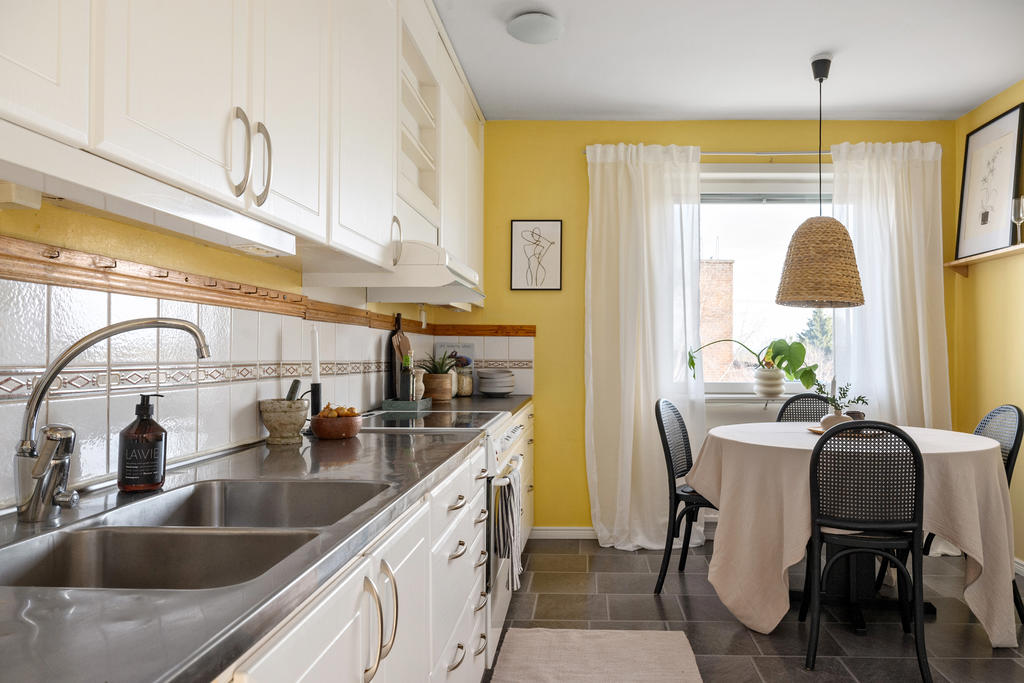 Kök med plats för matbord