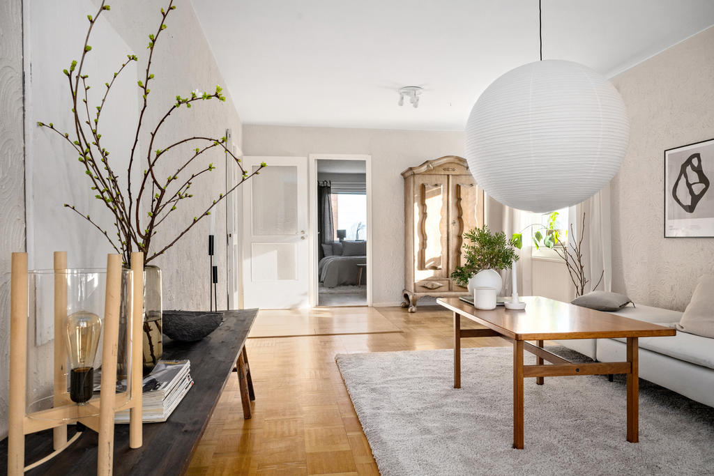 Vardagsrummet med extra fönster på hörnet