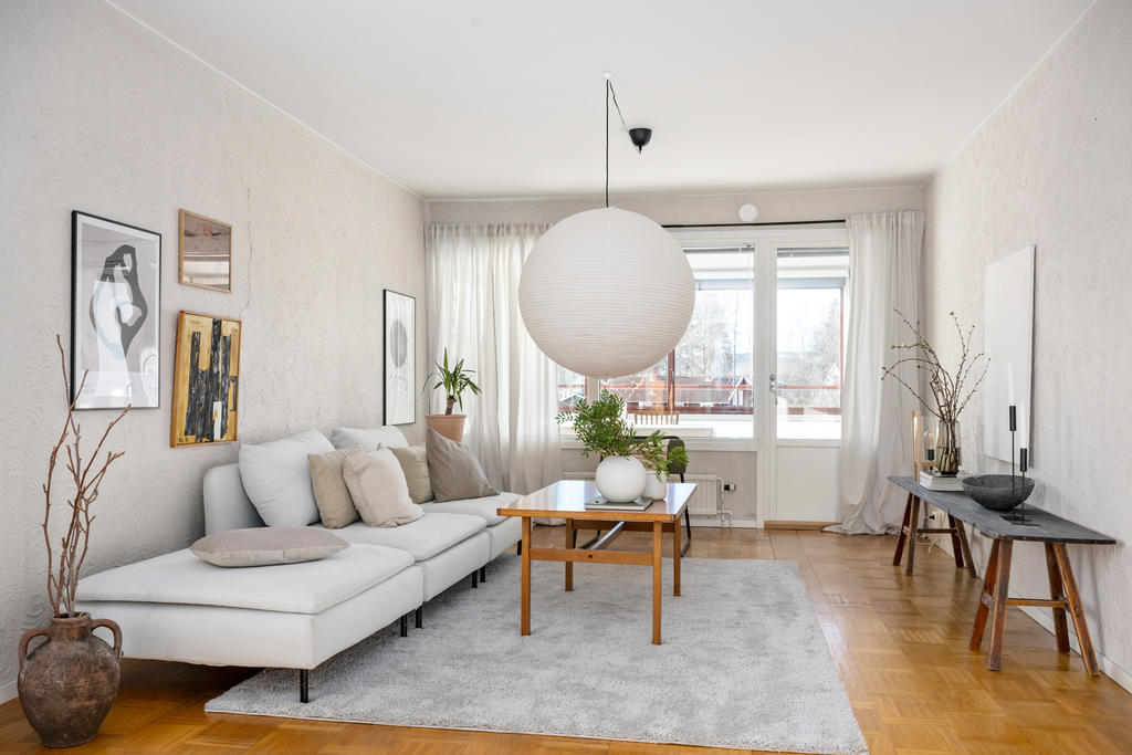 Härligt vardagsrum med stort ljusinsläpp