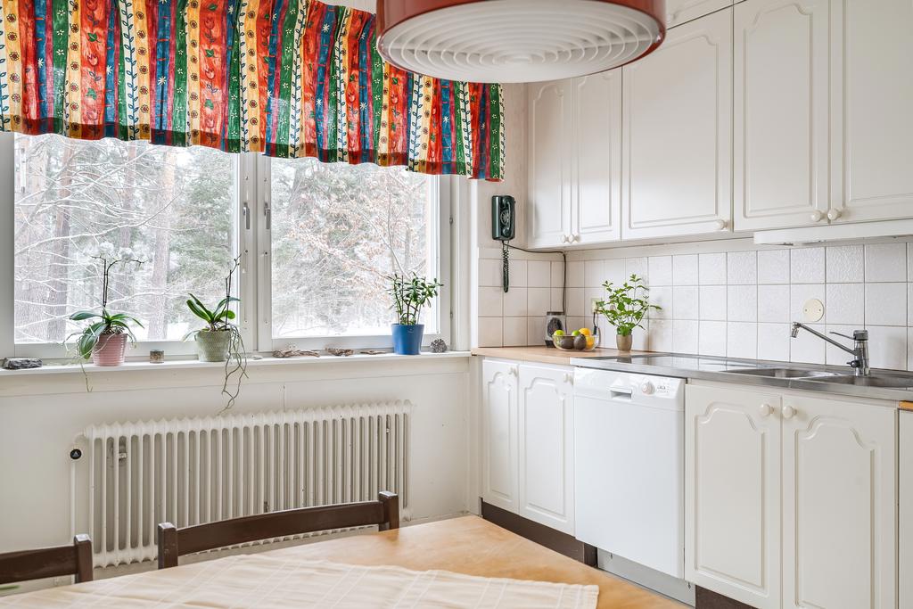 Kök med fönster ut mot Lektorshagen