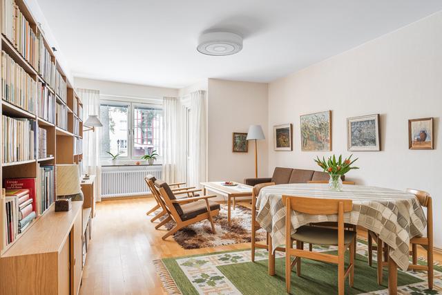 Vardagsrum med utgång till balkong