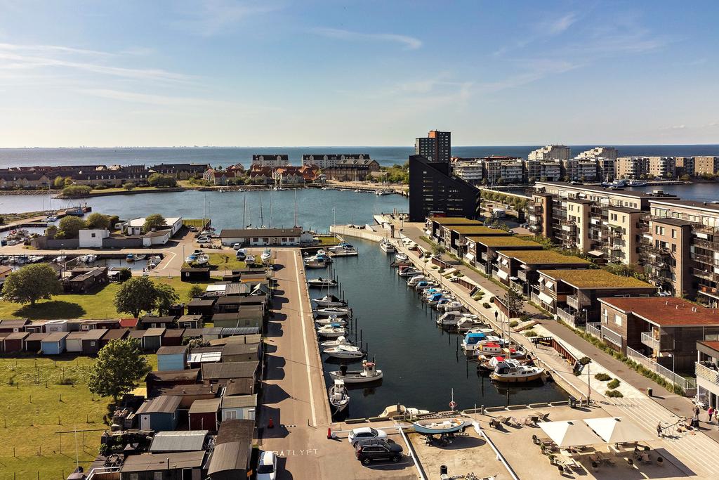 På Dragörkajen bor man i en pittoresk omgivning med småtbåtsmarina och fiskehoddor