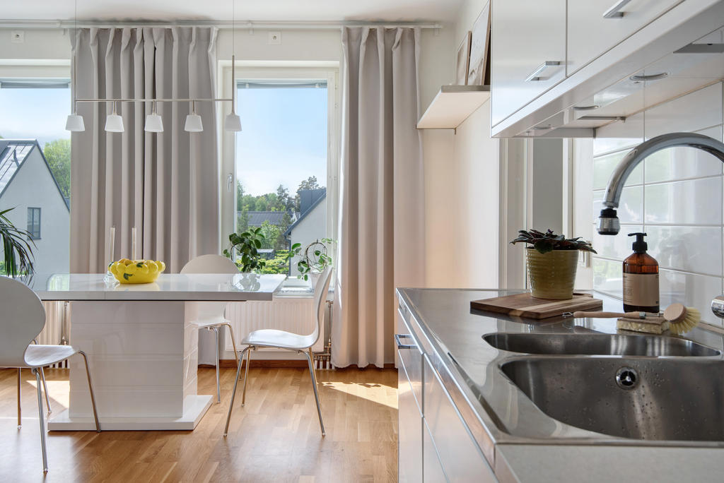 Kök med stor matplats vid fönsterna