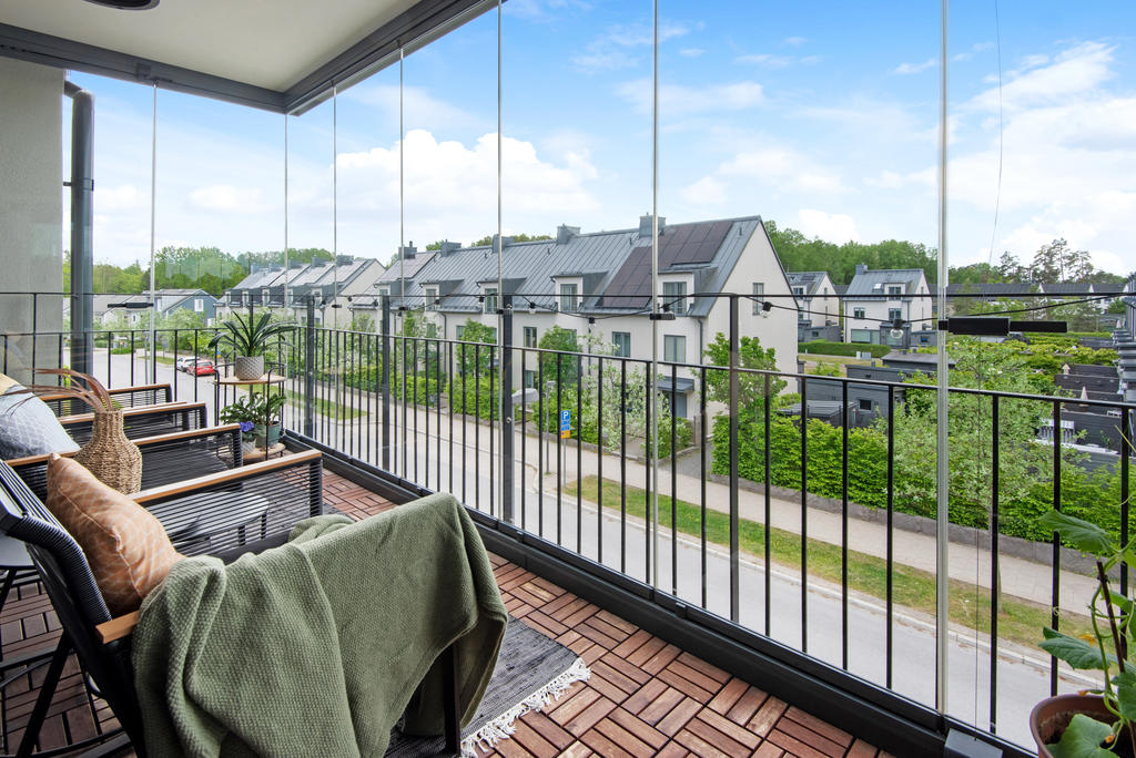 Härlig vy åt väster och stor inglasad balkong