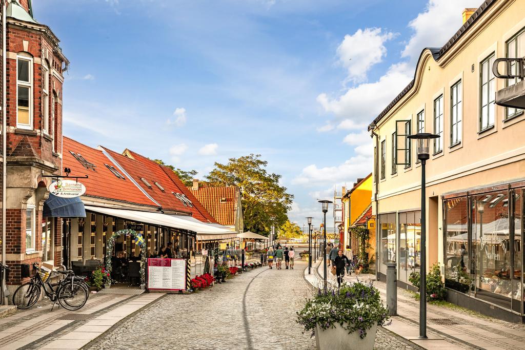 På gångavstånd från Gesällgatan hittar du allt Simrishamn erbjuder så som restauranger, caféer & butiker