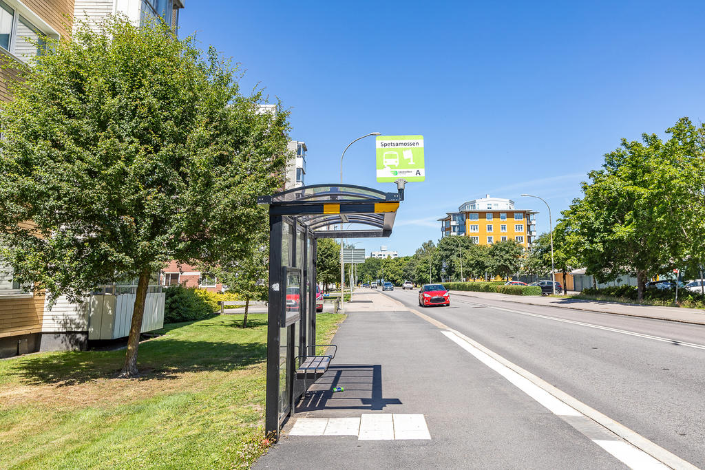 Precis nedanför huset finns det bra bussförbindelser