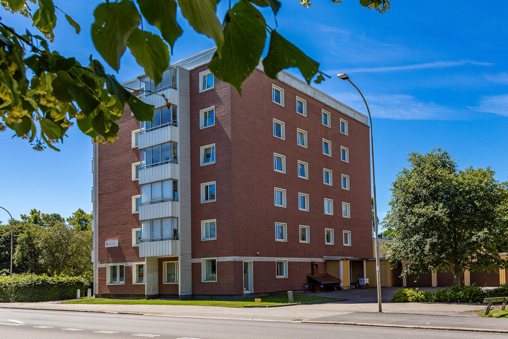Fönster i norr och väster gör lägenheten sval op sommaren